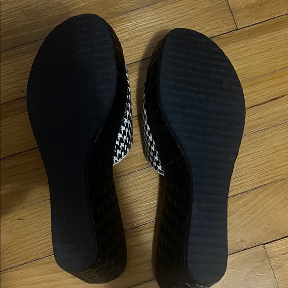 Yellow Box Black and White Houndstooth Sandals - Picture 3 of 3